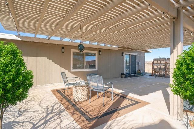 2467 Sand Drive, Landers, CA 92285