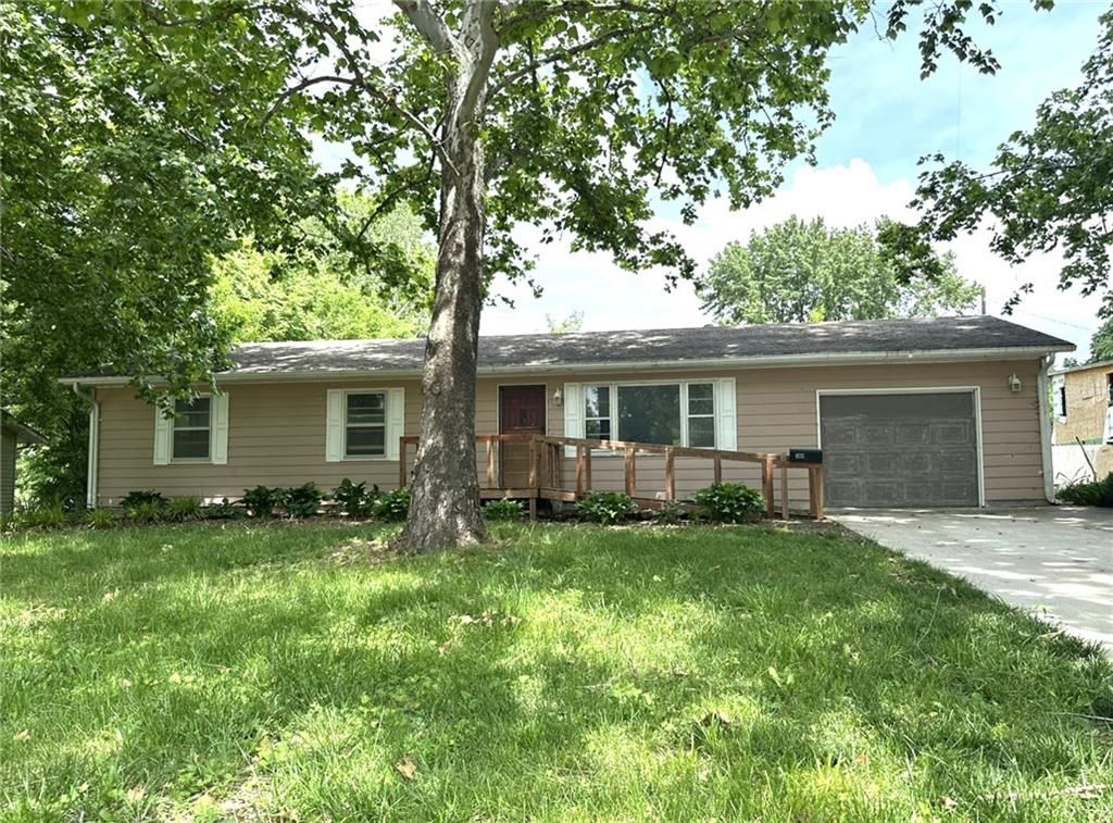 1618 E Glenn Drive, Lawrence, KS 66044