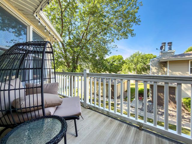 1042 E Travelers Trail, Burnsville, MN 55337