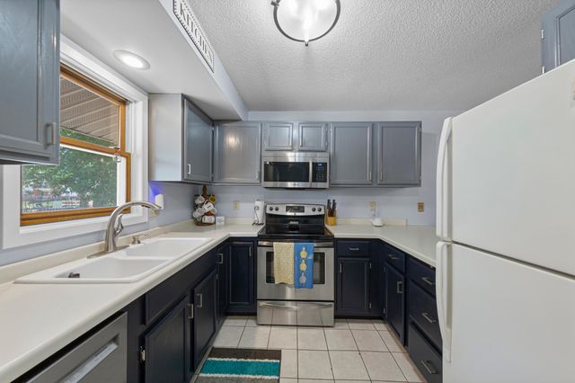 1042 E Travelers Trail, Burnsville, MN 55337