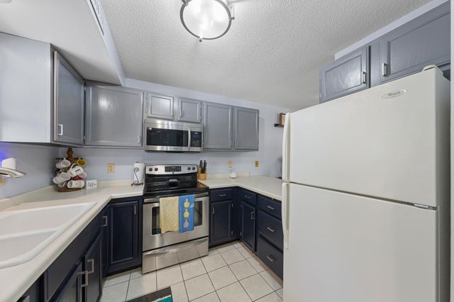 1042 E Travelers Trail, Burnsville, MN 55337