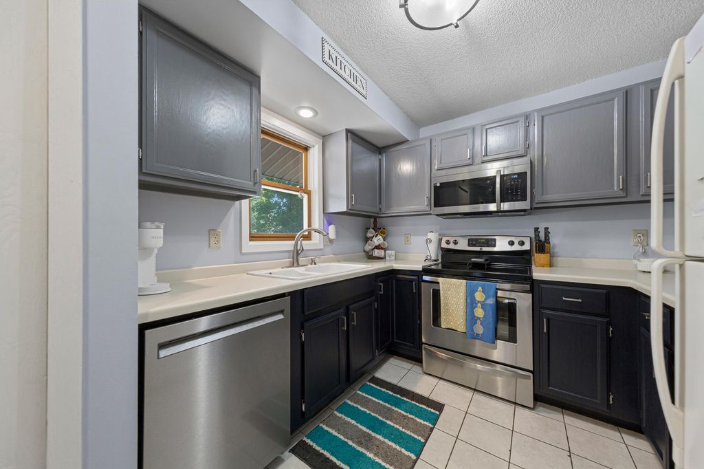 1042 E Travelers Trail, Burnsville, MN 55337 — photo 5