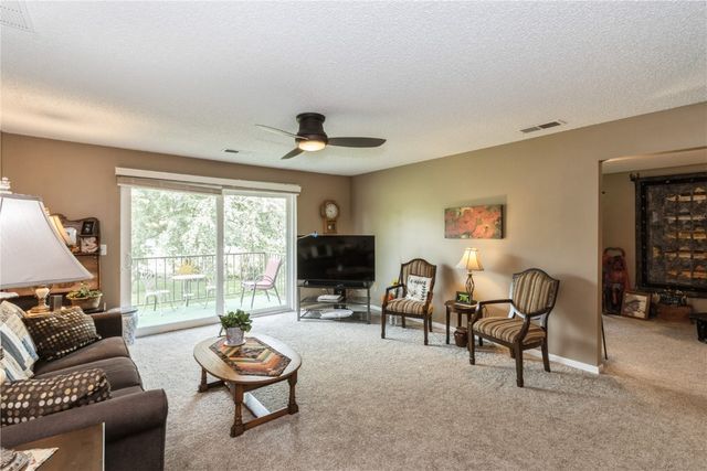 2135 1st Avenue SE 217, Cedar Rapids, IA 52402