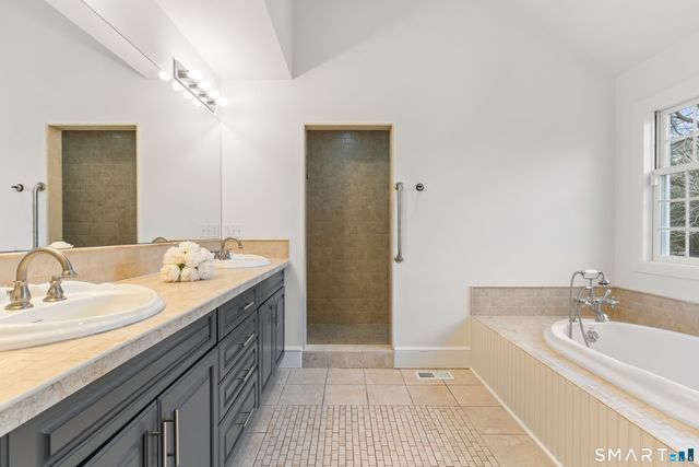 14 Windermere Lane, Stamford, CT 06902