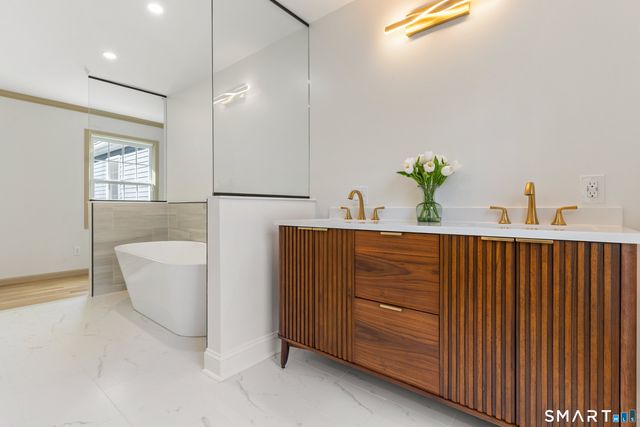 14 Windermere Lane, Stamford, CT 06902