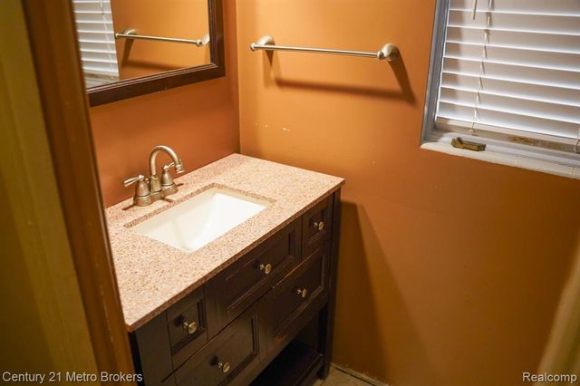 2211 N Sycamore Drive, Burton, MI 48509