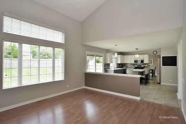 300 Briarwood Lane, Algonquin, IL 60102