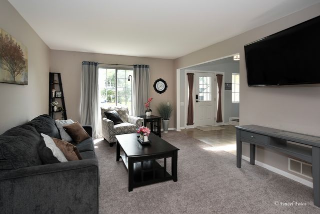 300 Briarwood Lane, Algonquin, IL 60102