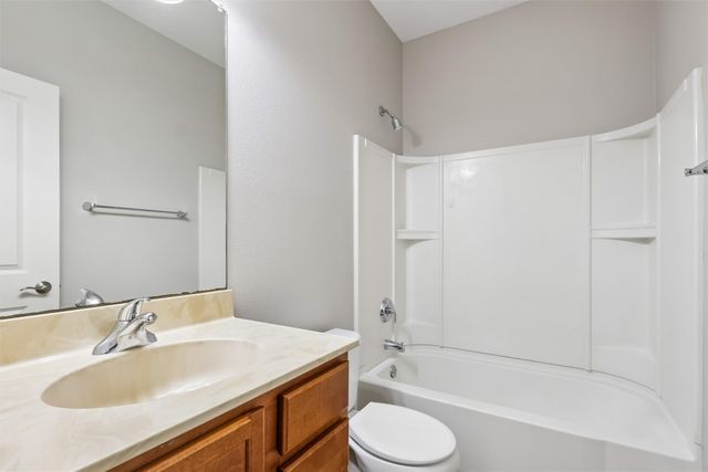 10023 N Glenstone Court, Johnston, IA 50131