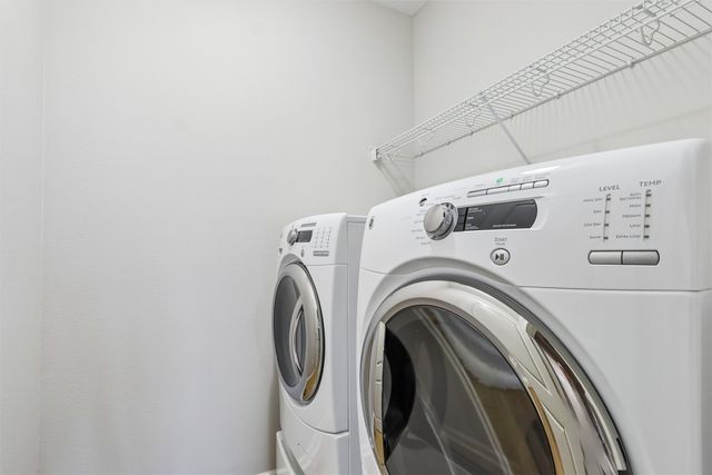 10023 N Glenstone Court, Johnston, IA 50131