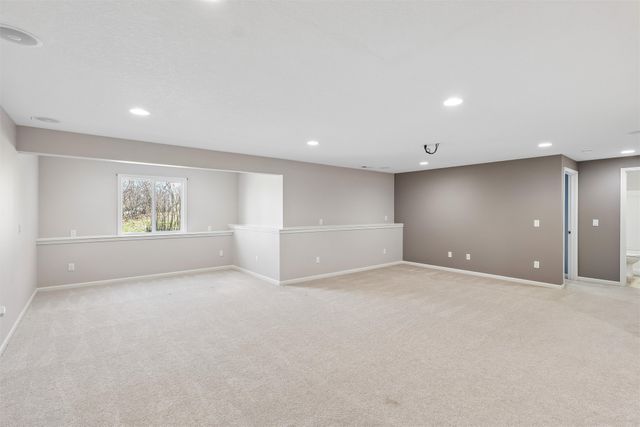 10023 N Glenstone Court, Johnston, IA 50131