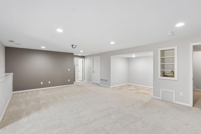 10023 N Glenstone Court, Johnston, IA 50131