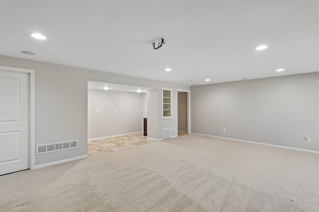 10023 N Glenstone Court, Johnston, IA 50131