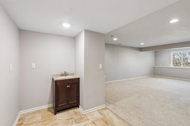 10023 N Glenstone Court, Johnston, IA 50131