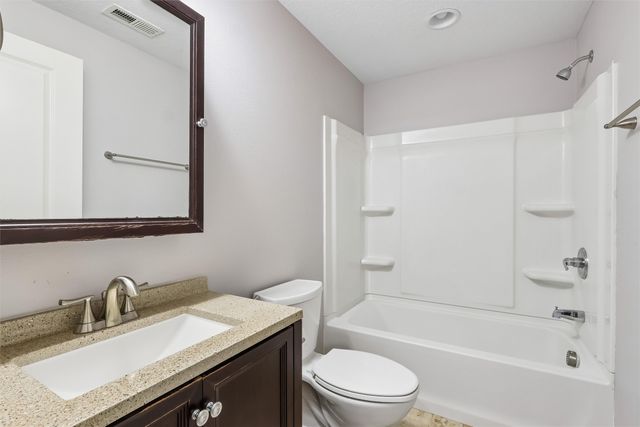 10023 N Glenstone Court, Johnston, IA 50131