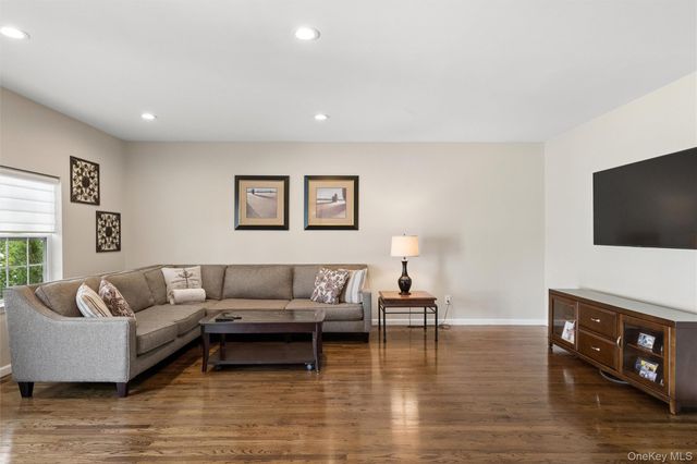 161 Brattle Circle, Melville, NY 11747