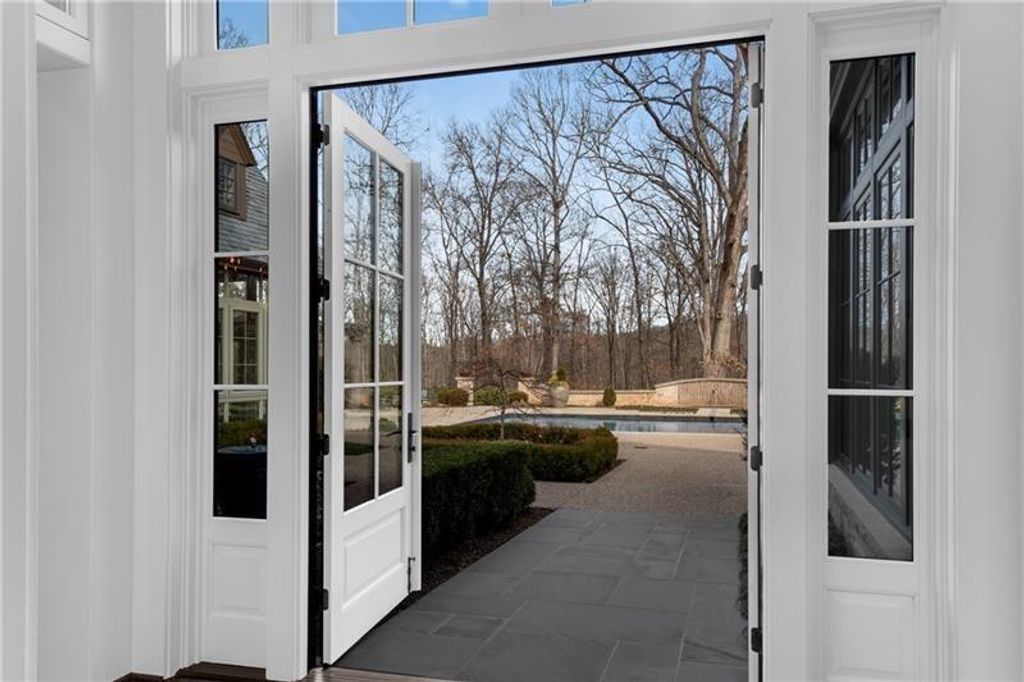 Image 14 of property listing at 560 Lost River Bend, Milton, GA 30004