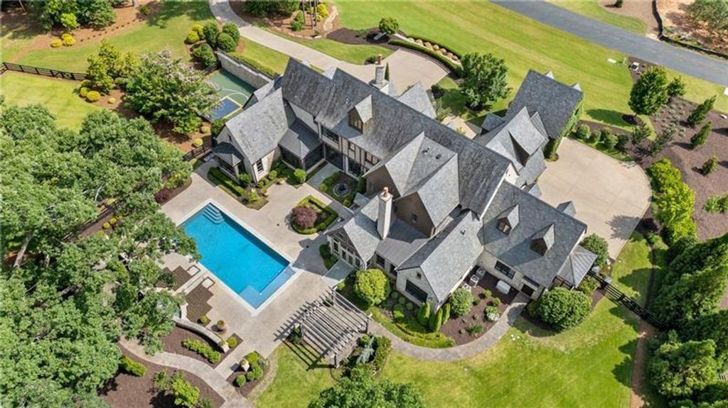 Image 3 of property listing at 560 Lost River Bend, Milton, GA 30004