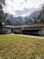 8 Midwood Road, Norwalk, CT 06851