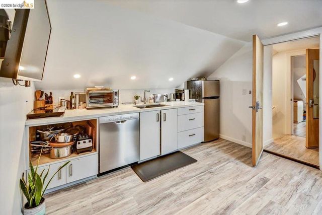 832 7th Ave, Oakland, CA 94606
