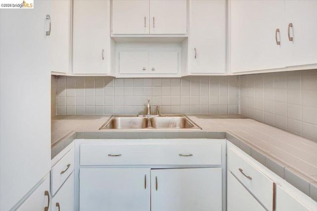 832 7th Ave, Oakland, CA 94606