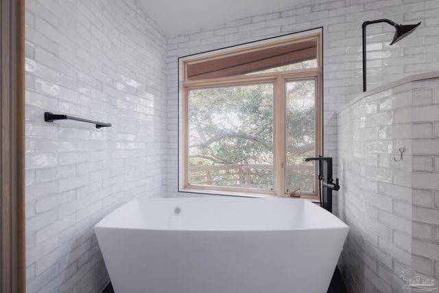 92 Highpoint Dr, Gulf Breeze, FL 32561