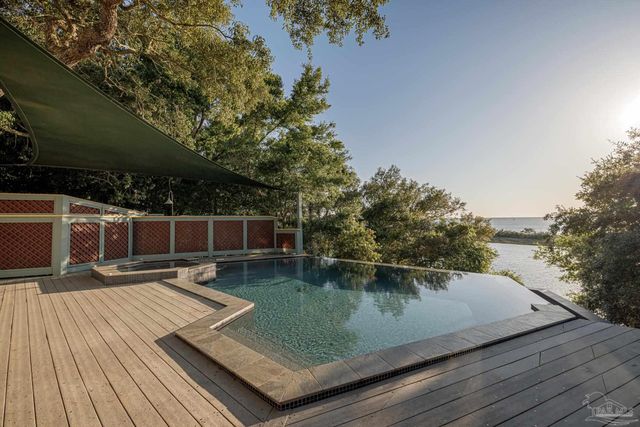 92 Highpoint Dr, Gulf Breeze, FL 32561