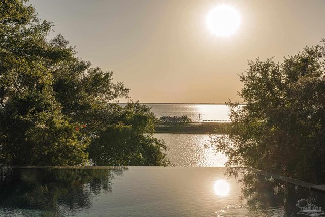 92 Highpoint Dr, Gulf Breeze, FL 32561