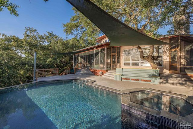 92 Highpoint Dr, Gulf Breeze, FL 32561