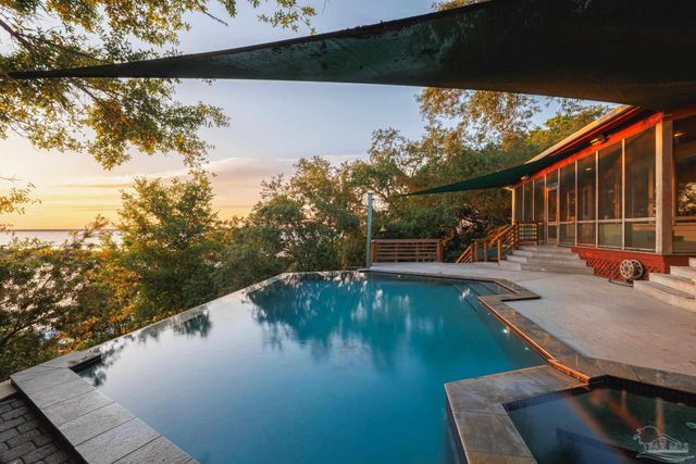 92 Highpoint Dr, Gulf Breeze, FL 32561