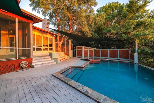 92 Highpoint Dr, Gulf Breeze, FL 32561