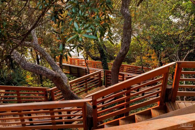 92 Highpoint Dr, Gulf Breeze, FL 32561