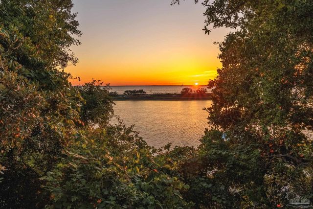 92 Highpoint Dr, Gulf Breeze, FL 32561