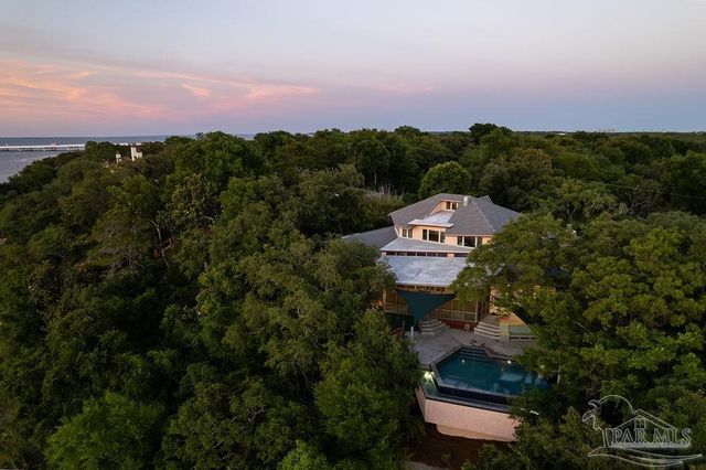 92 Highpoint Dr, Gulf Breeze, FL 32561