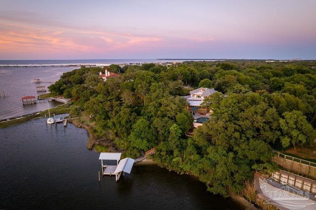 92 Highpoint Dr, Gulf Breeze, FL 32561