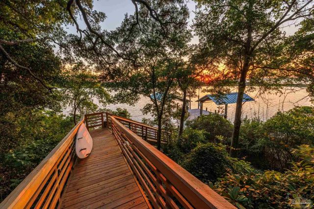 92 Highpoint Dr, Gulf Breeze, FL 32561