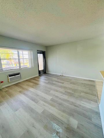 119 Salisbury E, West Palm Beach, FL 33417