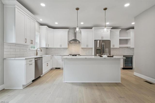 16 Madison LN S, Newport News, VA 23606