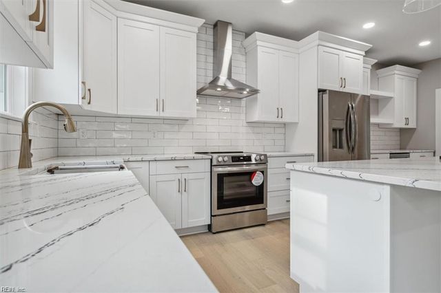 16 Madison LN S, Newport News, VA 23606