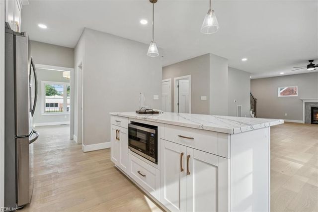 16 Madison LN S, Newport News, VA 23606