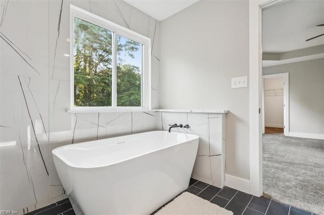 16 Madison LN S, Newport News, VA 23606