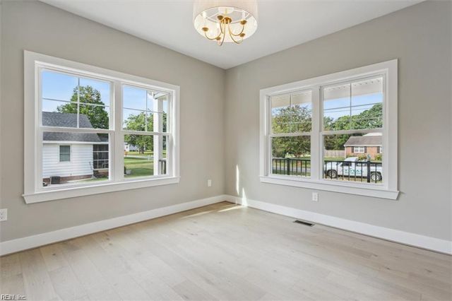 16 Madison LN S, Newport News, VA 23606