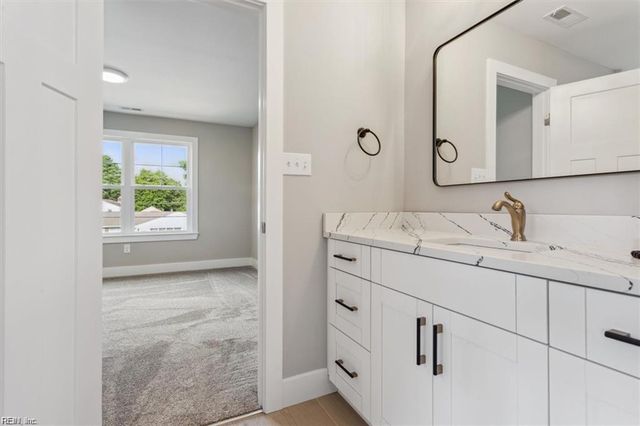 16 Madison LN S, Newport News, VA 23606