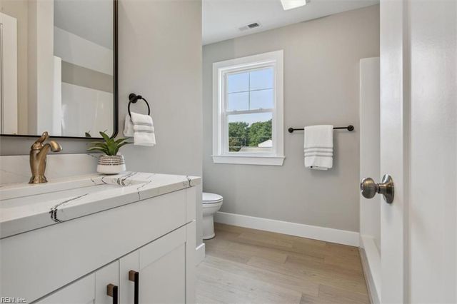 16 Madison LN S, Newport News, VA 23606