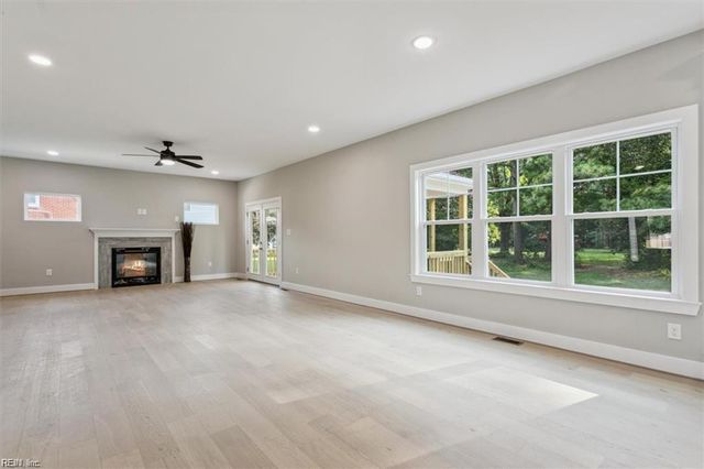 16 Madison LN S, Newport News, VA 23606