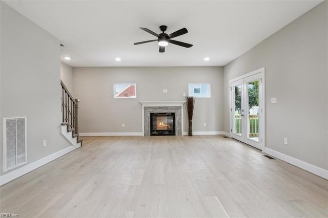 16 Madison LN S, Newport News, VA 23606