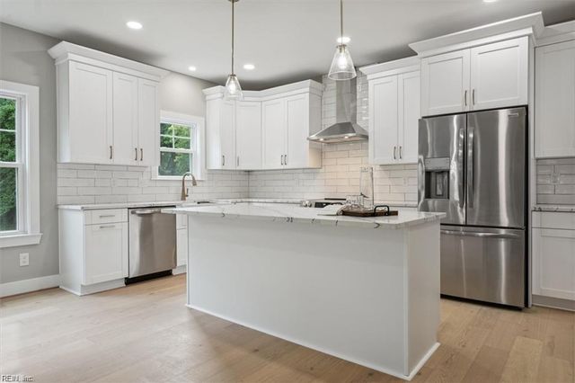 16 Madison LN S, Newport News, VA 23606