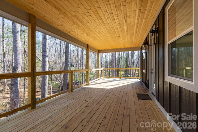 137 E Arbutus Trail, Hendersonville, NC 28792