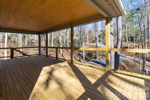 137 E Arbutus Trail, Hendersonville, NC 28792
