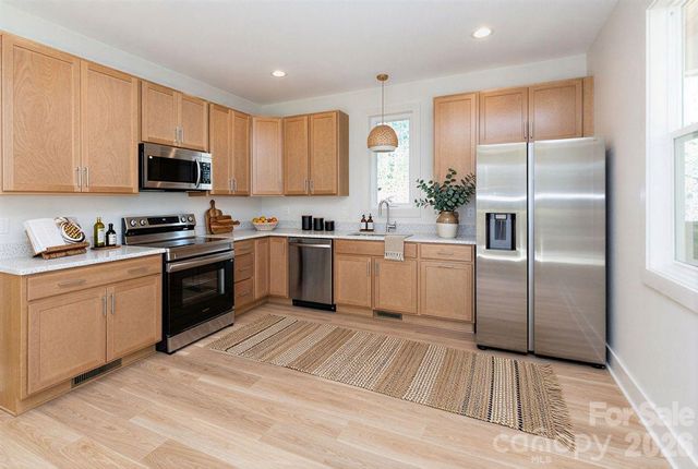 137 E Arbutus Trail, Hendersonville, NC 28792